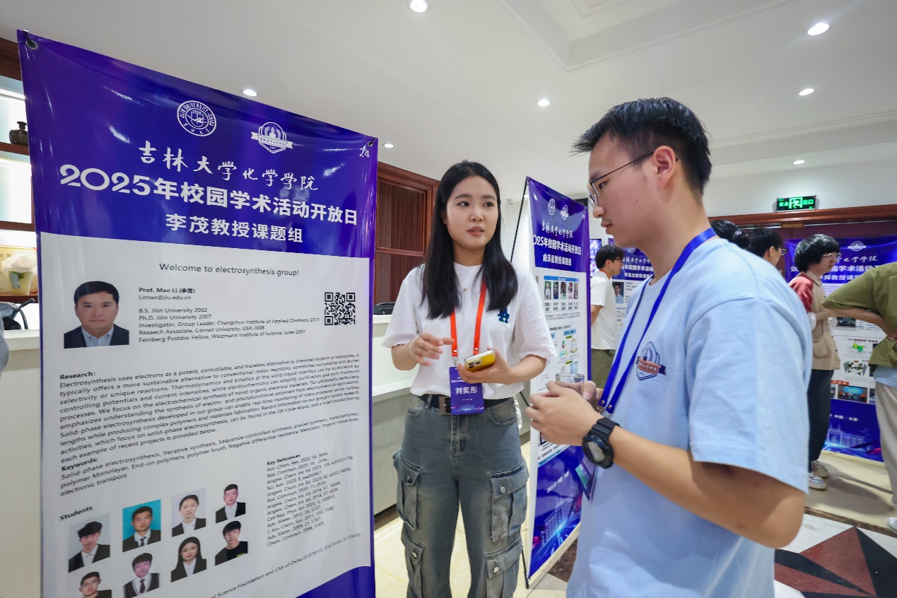 图片包含 人, 站, 男人, 女人AI 生成的内容可能不正确。